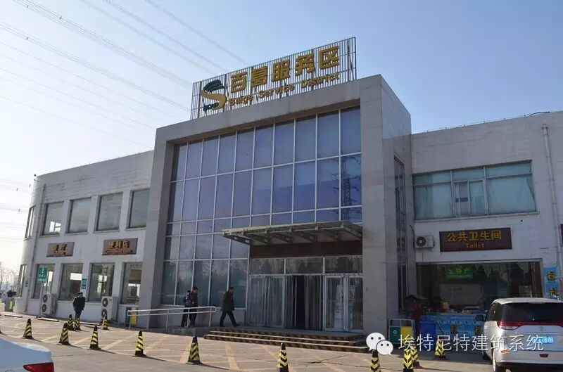 百葛服务区原本就跟国内许多高速公路的服务区一样,始建于90年代末,旧