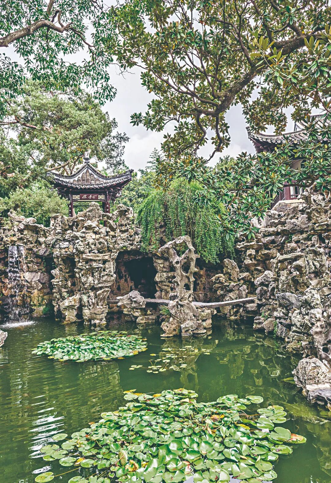 扬州个园的夏山建于池岸,山池相依.池中叠有山石,石道和石洞(图5).