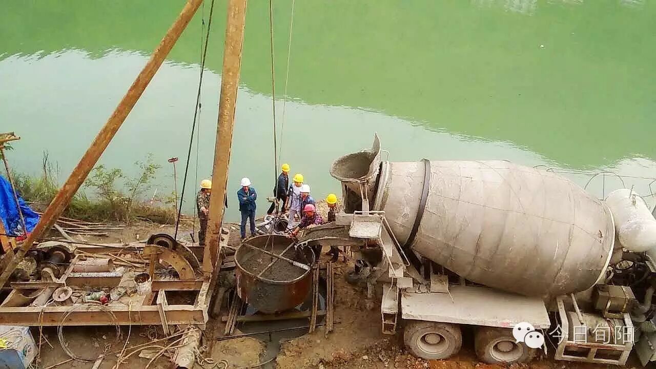 甘溪一号大桥桩基水下混凝土灌注(伍卫社 摄)