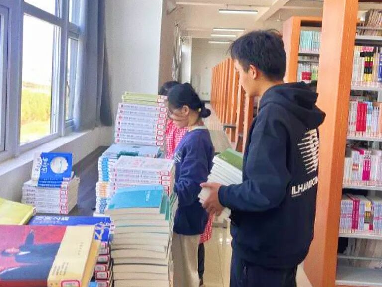 快来图书馆邂逅你的“心动好书”吧