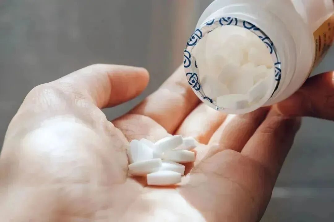 BE药片治什么作用把药片扔进嘴巴里后，来一个潇洒帅气的“猛抬头”？这可不是正确的吃药方式_https://www.jmylbn.com_新闻资讯_第3张