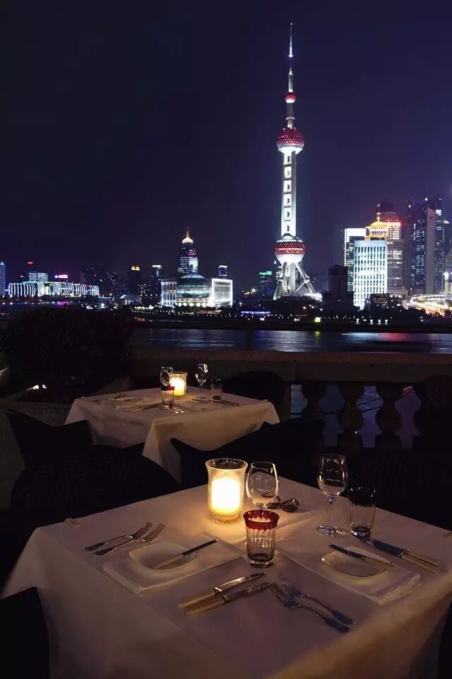 18:30-23:00(最后入场时间21:00) 1999年就落户外滩的米氏西餐厅,当年