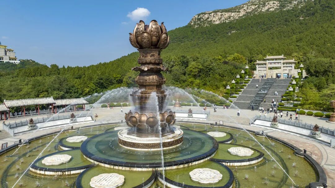 白佛山景区位于山东省东平县境内,海拔370.