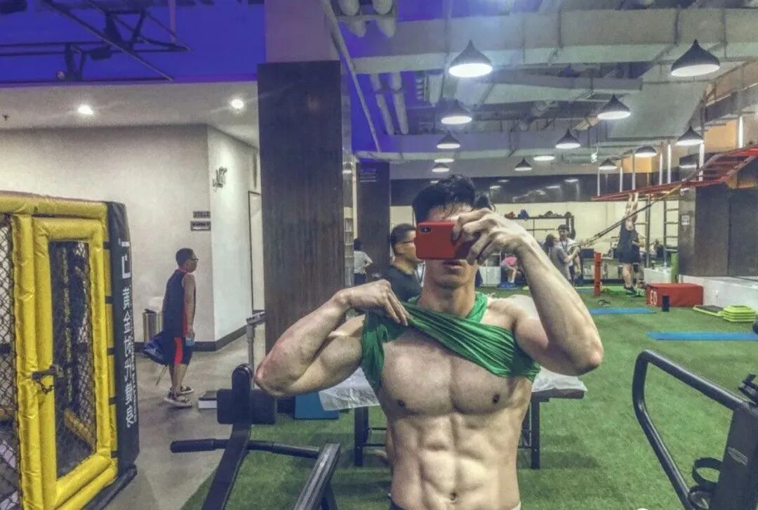 他穿泳裤的身材真的太太太上头了！我不允许你们错过…… - 51虹马