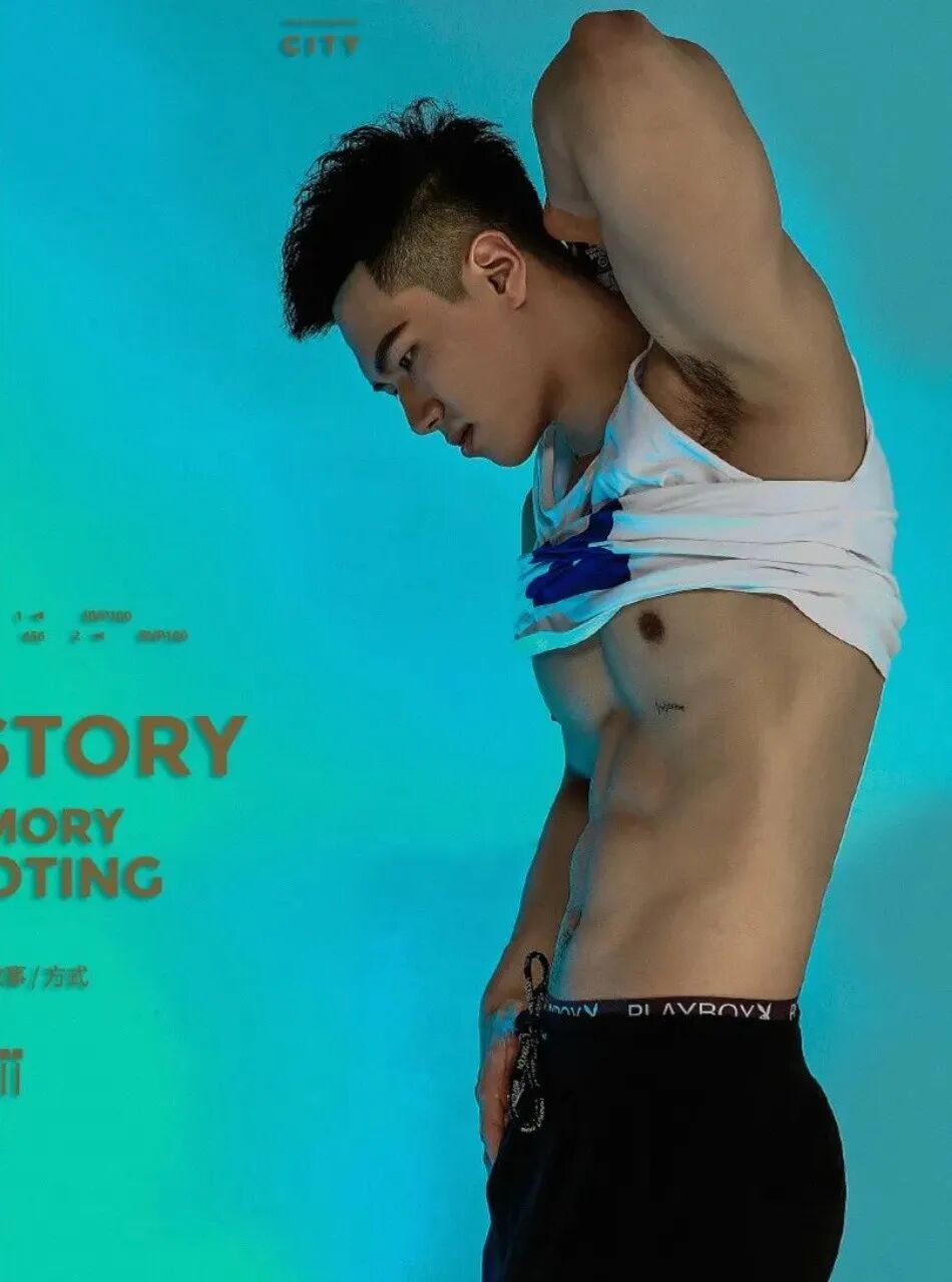 他穿泳裤的身材真的太太太上头了！我不允许你们错过…… - 51虹马