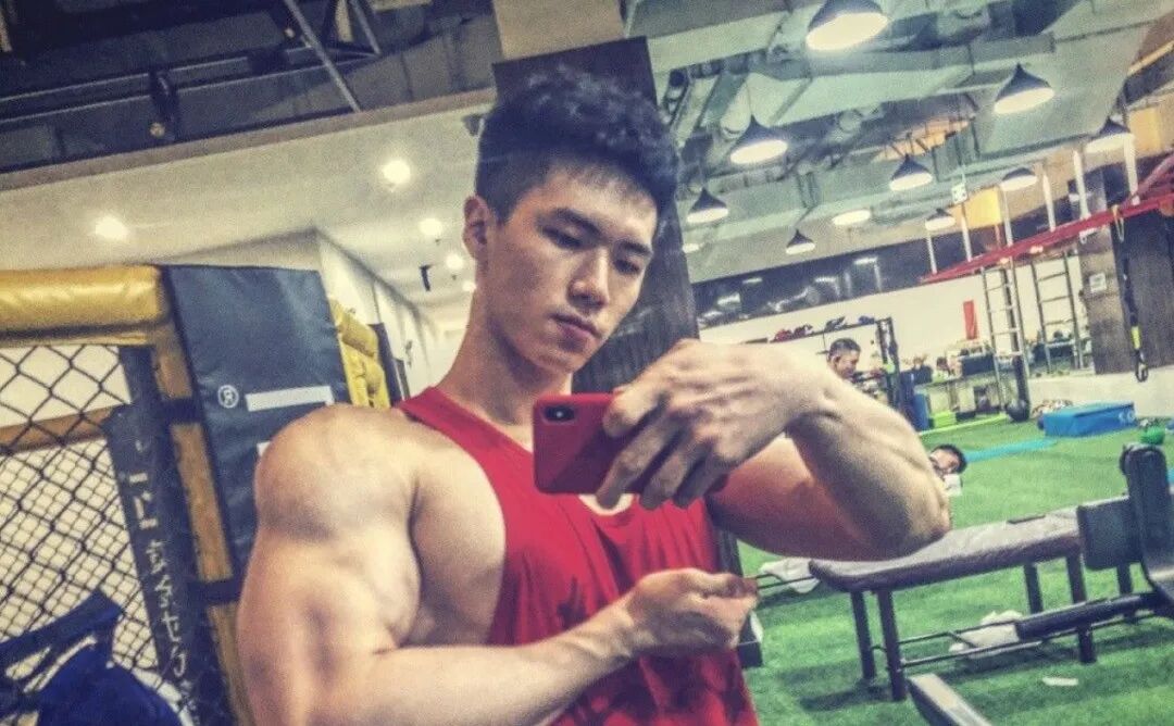 他穿泳裤的身材真的太太太上头了！我不允许你们错过…… - 51虹马