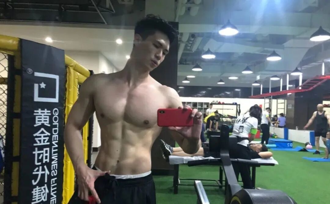 他穿泳裤的身材真的太太太上头了！我不允许你们错过…… - 51虹马