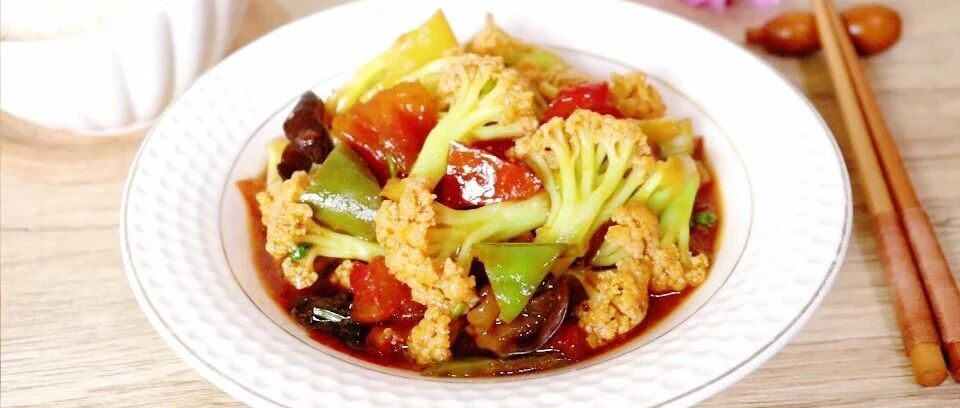 素菜搭配得好，家人都爱吃！这菜高维生素C，钙比喝牛奶强，营养下饭