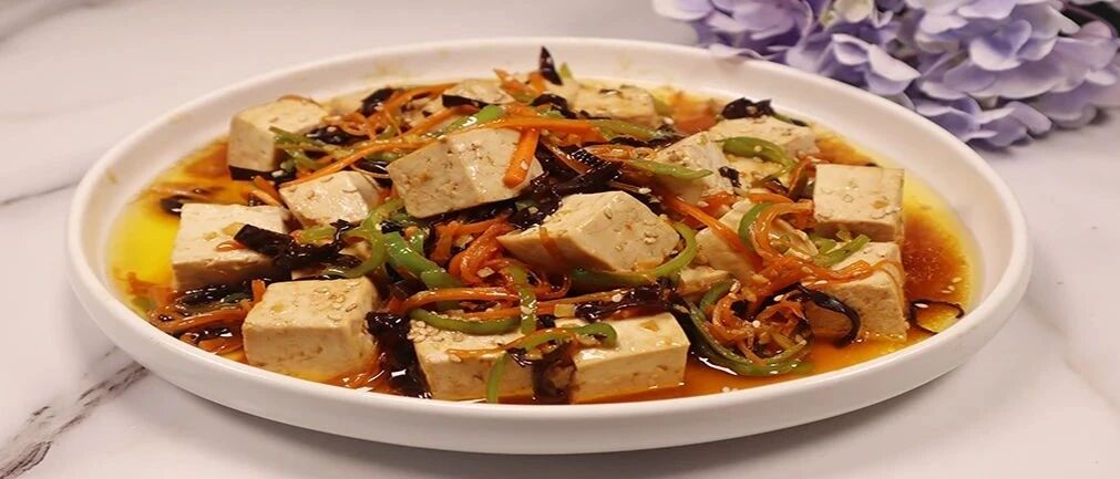 天热来盘家常豆腐，自制调料焖出好味道，多吃补钙还明目