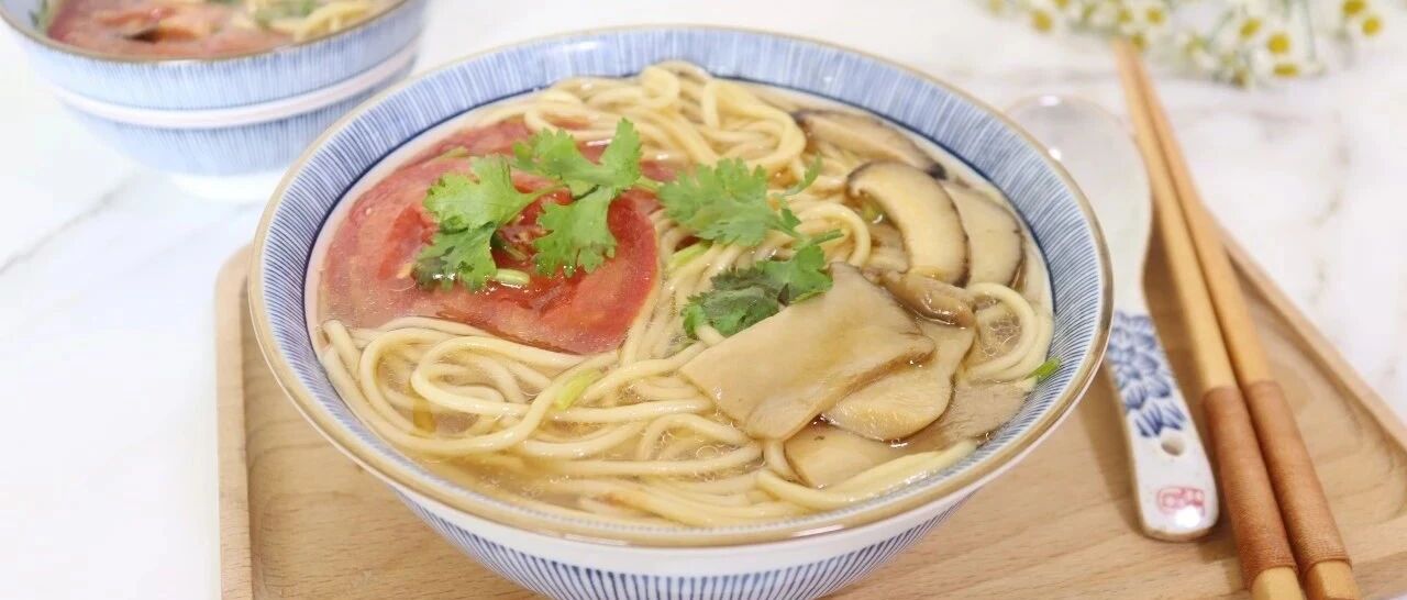 菌菇汤面这碗就够了，暖胃暖心营养健康，汤汁鲜浓，家人都爱吃