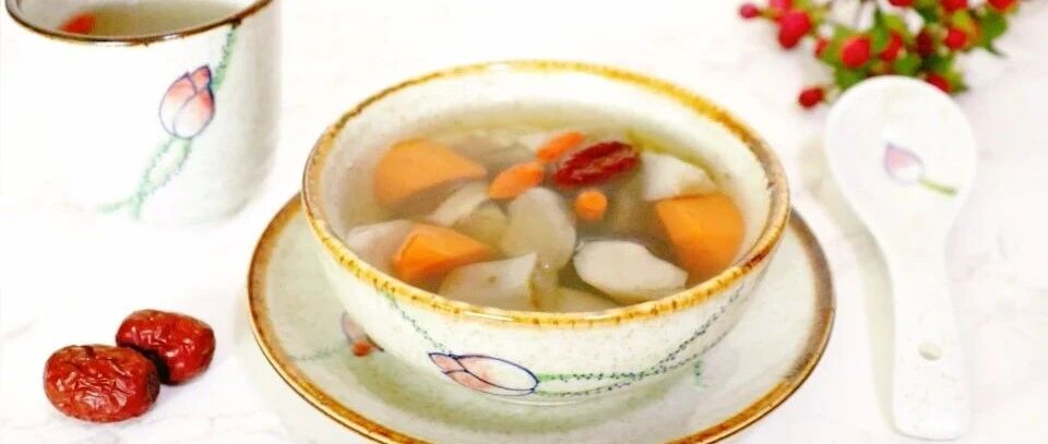 冷天给家人来碗滋补养生汤，做法简单食材健康，养肝补脾助睡眠