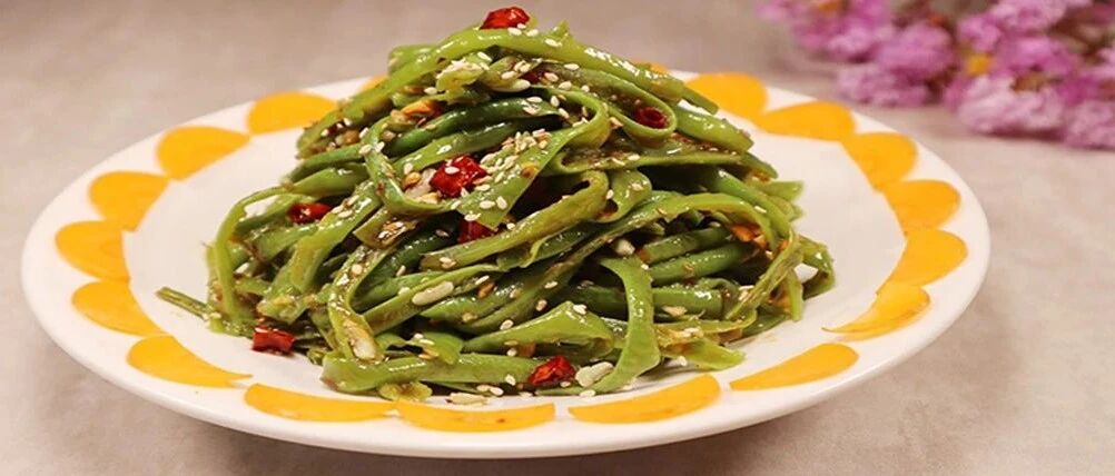 长豆角这样吃鲜美爽口，轻轻一拌香气四溢，胃口大开