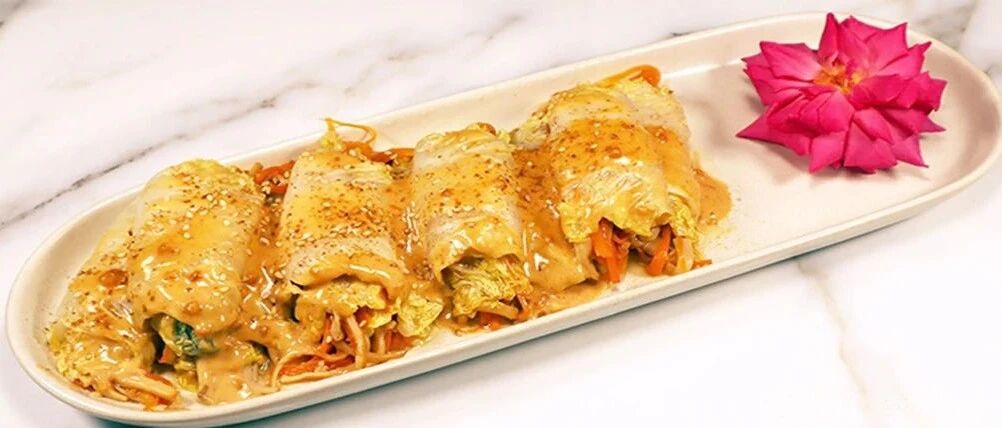 这样做的大白菜雅致又鲜美，纯素菌蔬馅浇上酱汁，爽口又不腻