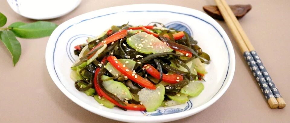 海带和“它”一起炒，疏肝益胃清热气，鲜嫩又爽口，上桌全家夸