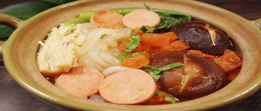 天冷吃上这煲鲜美土豆粉，味道刚刚好，暖暖的​很舒服，美味到连汤汁都不剩​！