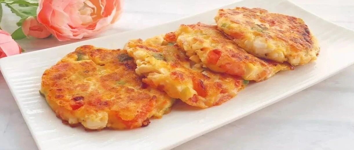 西红柿还能这样吃，筷子一搅，手不沾面，做出营养美味早餐饼！