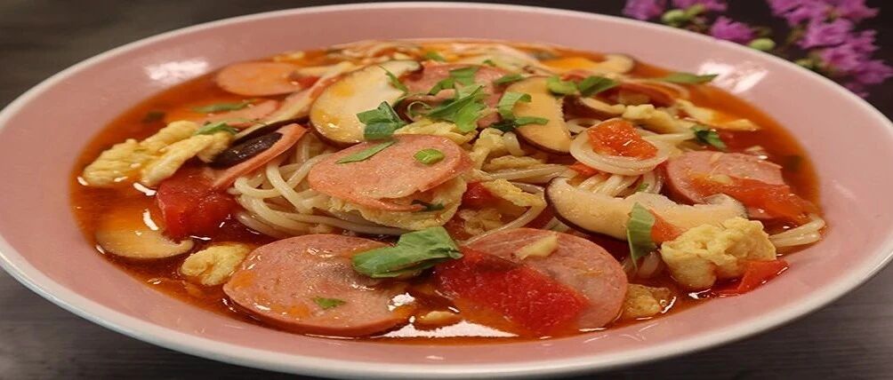 西红柿焖面汤汁浓香，口感鲜美，比直接煮面条好吃有韧性，营养更丰富