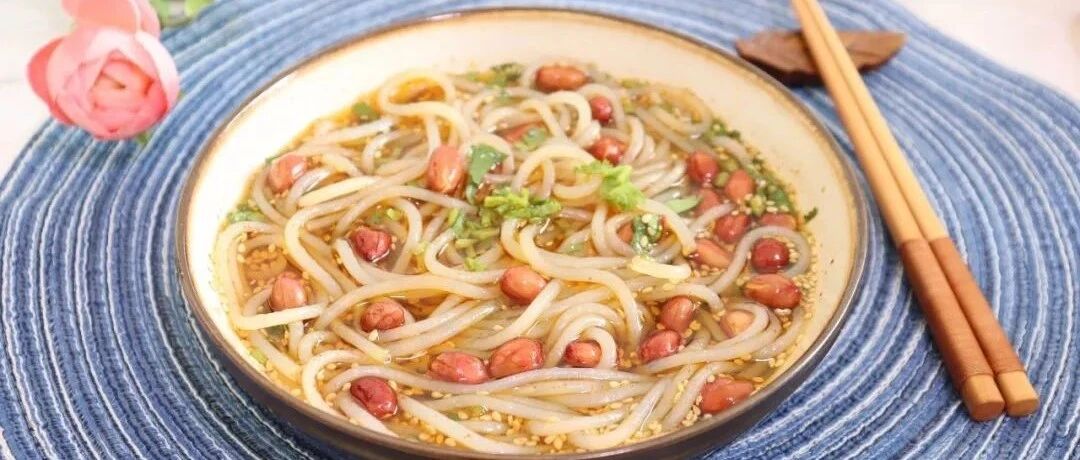 这碗自制酸汤米线，咸酸鲜美，爽口开胃，好吃到汤汁都不剩，上桌抢着吃