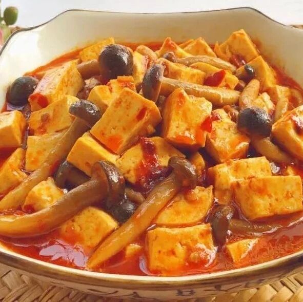 鲜香嫩滑的香菇麻婆豆腐，冷冬吃上一碗瞬间暖和，白吃不厌的一道家常菜