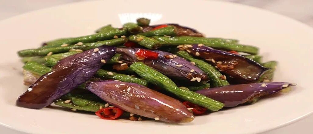 这样搭配做出了的茄子咸香入味，色泽鲜艳，还能益气健脾，安神养心