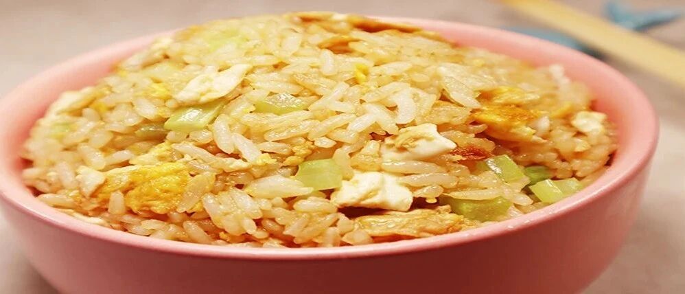 这碗炒饭咸香美味，三分钟就做好，比叫外卖还便捷