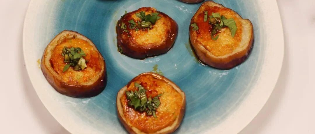 想做咸香美味的茄饼，技巧就在馅料，出盘后一口一个停不下来