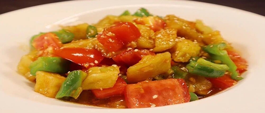 百变茄子加上这两个一起炒，酸酸甜甜带点辣，开胃下饭，每天吃出好心情