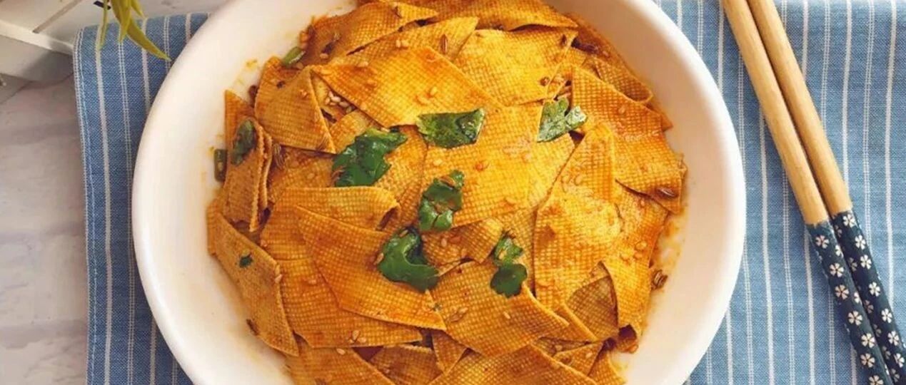 豆腐皮别再炒着吃了，多加一步，片片入味，还是一道开胃菜！