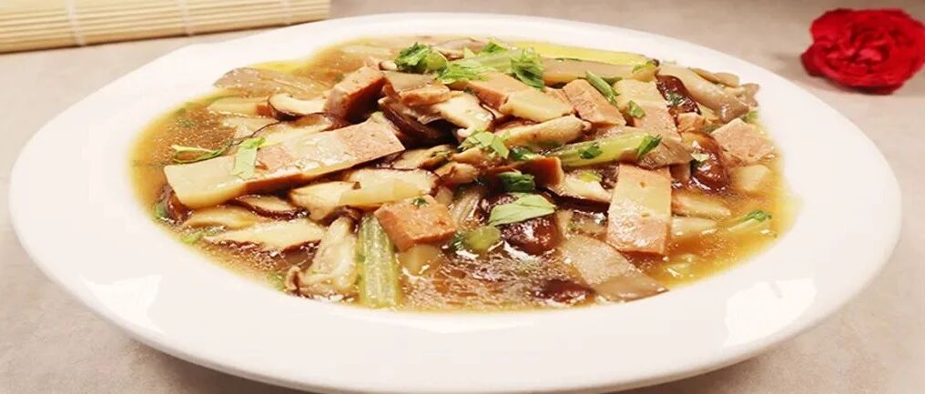 入秋多吃这两种菌菇，搭配它焖出好味道，多吃提高免疫力