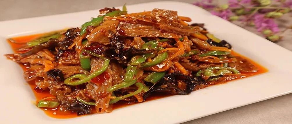 它铁含量丰富，素食者多吃有益健康，这样搭配还能清肠润肺，一定要试试