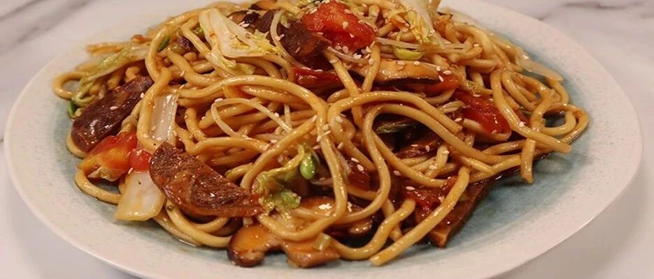 想要面条炒出来劲道有韧度，这两步是关键，出锅咸香入味不油腻