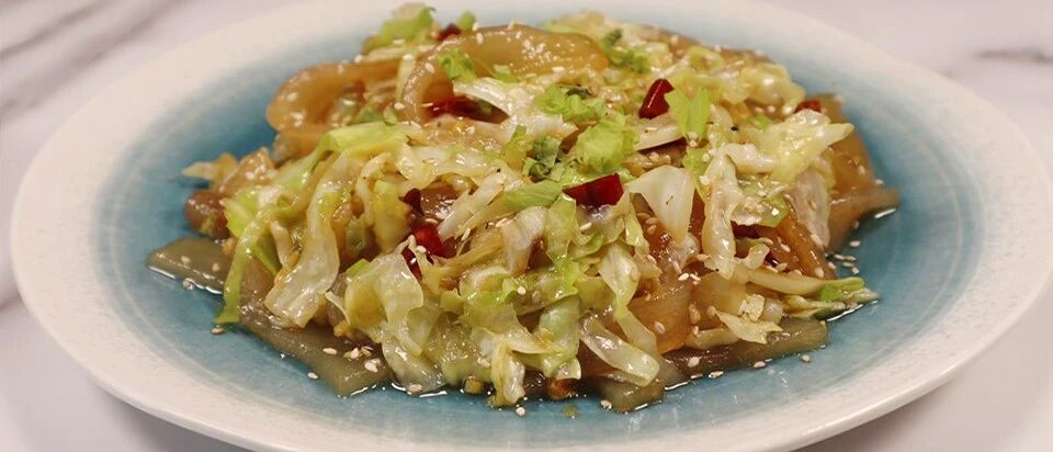 包菜和它一起炒，爽口入味，开胃下饭，全家都喜欢