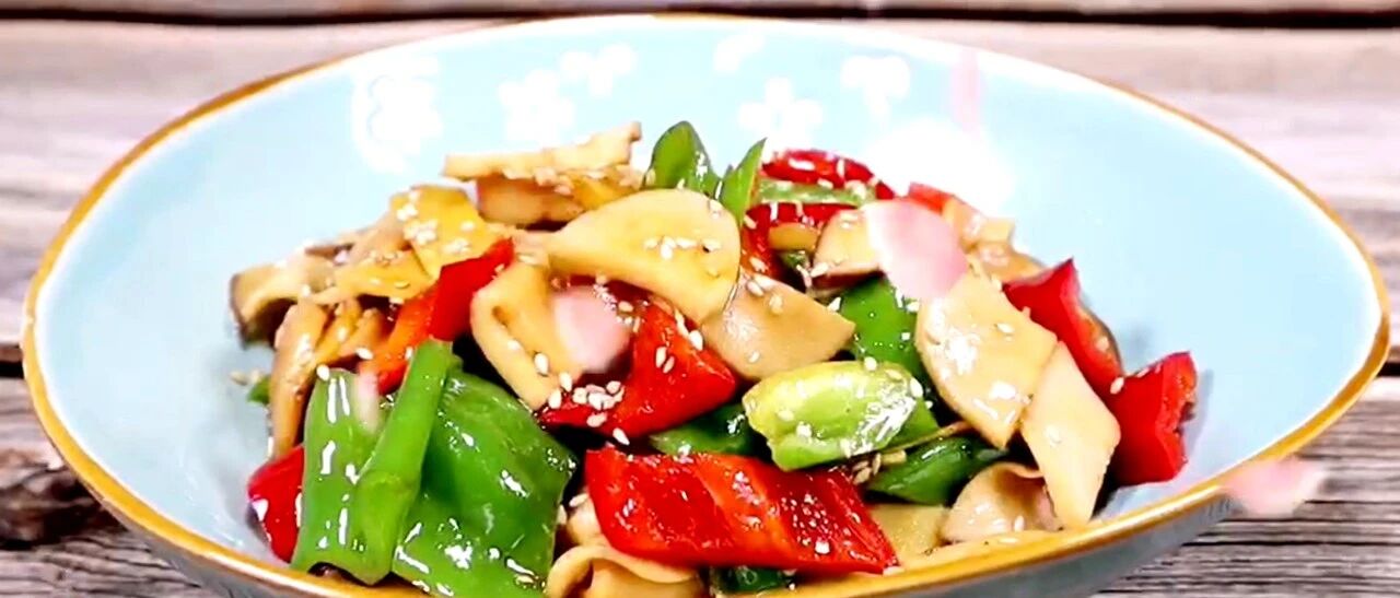 这样炒的杏鲍菇色彩鲜艳味道鲜美，不但美白养颜还可以瘦身，多吃也不怕