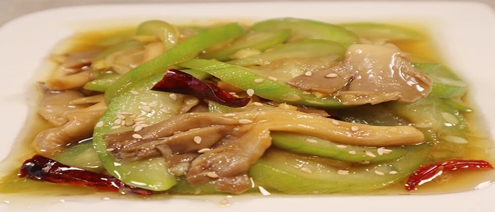 丝瓜这样做最美味，比加鸡蛋还营养，爽口又嫩滑，秋天要多吃