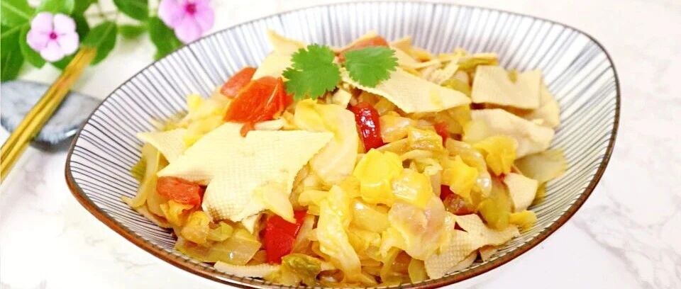 它是天然养胃菜，加上这两个一起炒，补充维生素C，营养健康要常吃