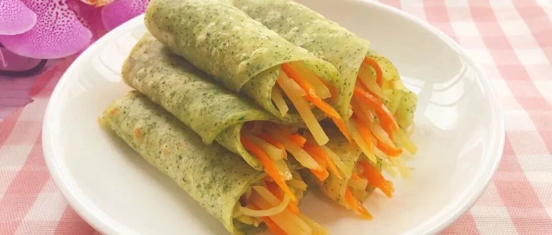 自己做个菠菜饼，卷一卷，味道正，满满的幸福感，15分钟出餐