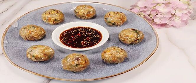 丸子还是蒸的更健康不上火，加上这碟蘸料，鲜甜美味，全家都喜欢