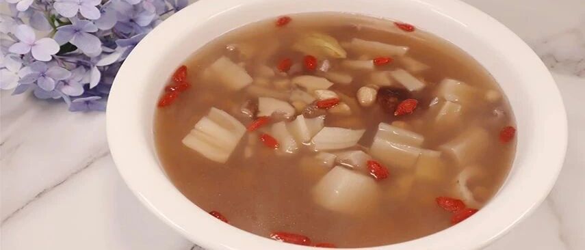 莲藕和它搭配熬成健脾暖胃汤，味道鲜美浓香，多喝还能瘦身养颜