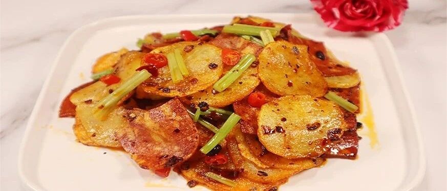 土豆香煎入味，加上这个一起炒，孩子都喜欢，开胃下饭又美味