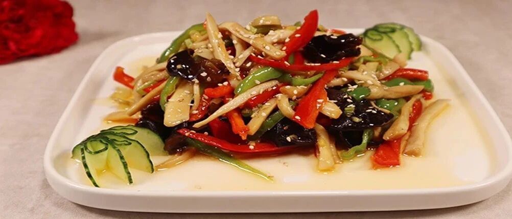 原来杏鲍菇还可以这样搭配炒，上盘已经香气四溢，让人胃口大开