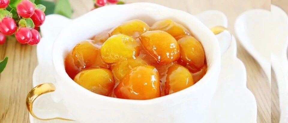 它在冬季才盛产，​熬成蜜饯泡水喝，止咳化痰开胃消食，还能预防感冒