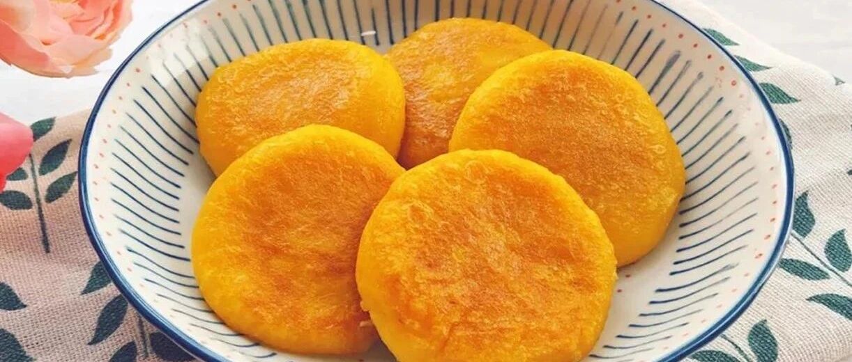 1块南瓜，1根香蕉，只要平底锅就能做，老人孩子超爱吃！