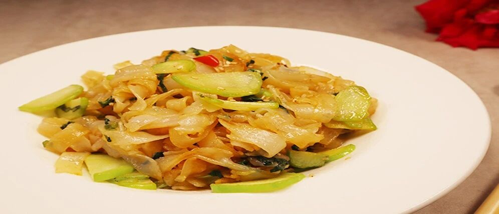 河粉加上这两样菜一起炒，营养丰富口感更鲜美，比外卖好吃多了