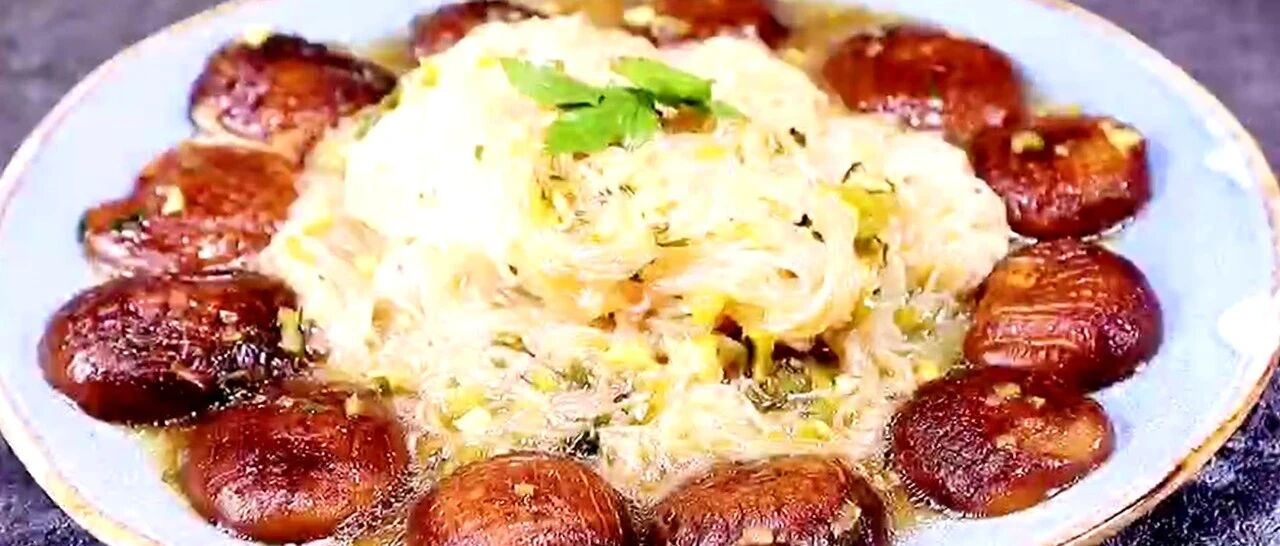 这盘香菇做的素鲍鱼粉丝，上盘就被抢光，秘制酱汁是关键