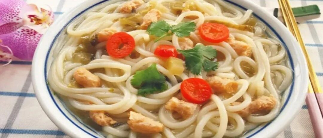 米粉这样做最好吃，加点酸菜，汤汁浓郁，吃一大碗都不够！