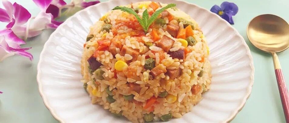 大米里加1个西红柿，菜饭一锅出，太香了，孩子天天嚷着吃！