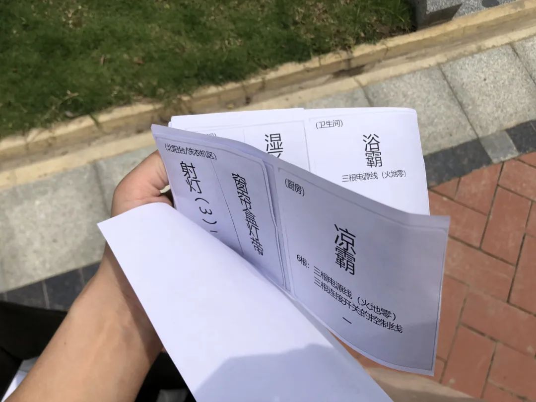 平扣地板安裝用膠嗎_膠貼木地板_木膠粉和木膠區別