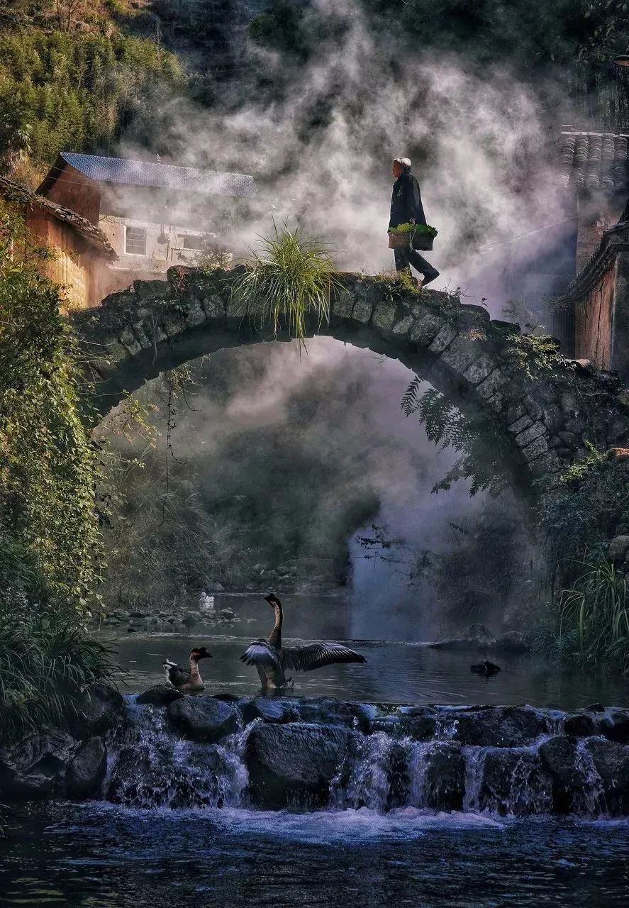 许多人会想到一句"烟花三月下扬州",但这个三月其实指得是4月,而3月