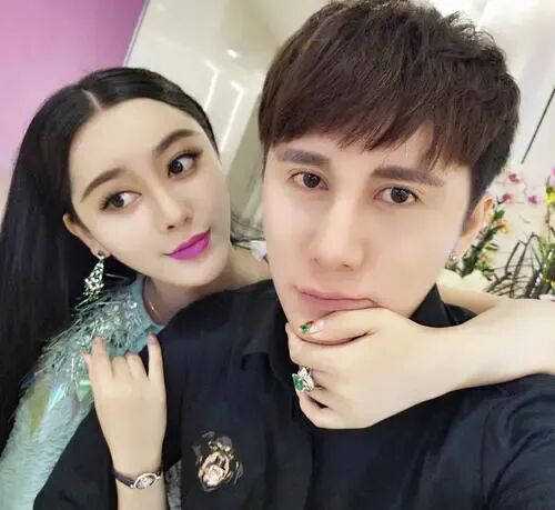 更离谱的是,他的老公还酷似"李晨",这个真的是"范冰冰全套"了.
