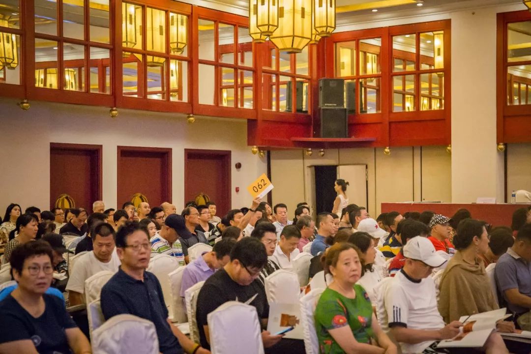 紫檀大四件柜4200万落槌,新黄花梨明式家具收藏势头强劲! 紫檀大四件柜4200万落槌,新黄花梨明式家具收藏势头强劲!